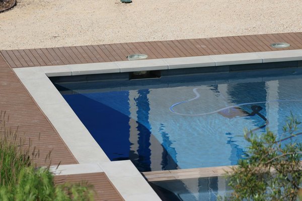 Créez un Écrin de Détente Aquatique avec une Piscine Sur Mesure pour Votre Jardin